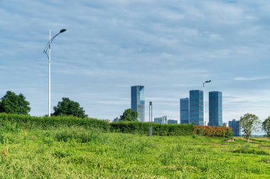 Şangay 'da modern bina geçmişi olan şehir parkı.