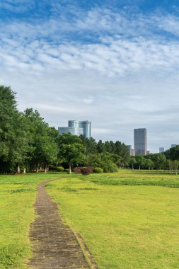 Bahar Parkı ve modern şehir