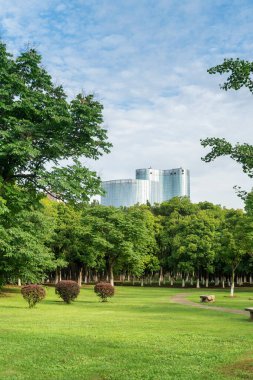 Bahar Parkı ve modern şehir