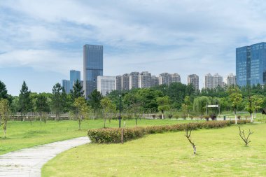 Şangay 'da modern bina geçmişi olan şehir parkı.