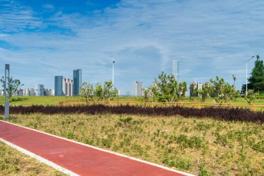 Şangay 'da modern bina geçmişi olan şehir parkı.