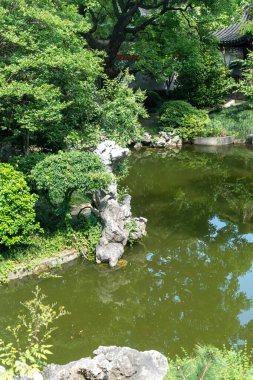 Jiangnan tarzında geleneksel bir bahçe.