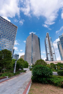 Modern şehrin boş, modern meydanı ve gökdelenleri