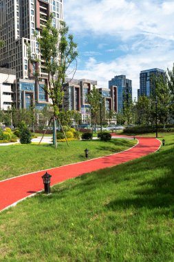 Modern şehirde yürüyüş yolu