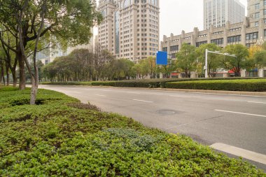 Şehirdeki boş şehir yolu ve binalar