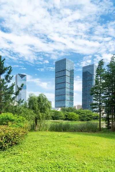 Şangay 'da modern bina geçmişi olan şehir parkı.