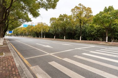 Şehirdeki boş şehir yolu ve binalar