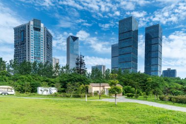 Şangay 'da modern bina geçmişi olan şehir parkı.