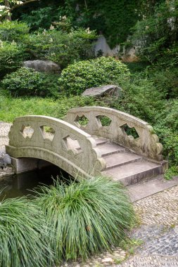 Asya bahçesinde taş köprü