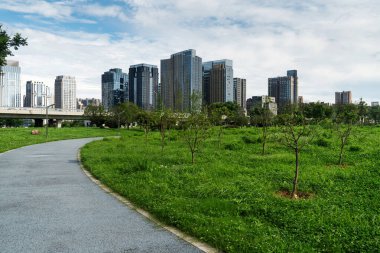 Şangay 'da modern bina geçmişi olan şehir parkı.