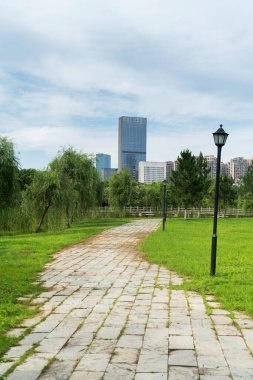 Bahar Parkı ve modern şehir