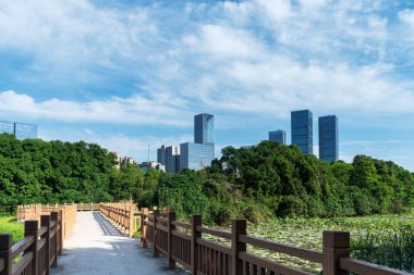 Bahar Parkı ve modern şehir