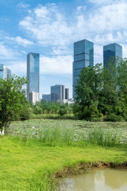 Bahar Parkı ve modern şehir