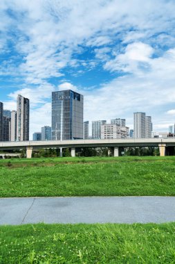 Şangay 'da modern bina geçmişi olan şehir parkı.