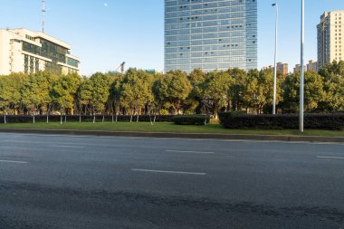 Şehirdeki boş şehir yolu ve binalar