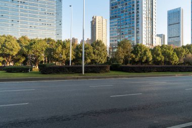 Şehirdeki boş şehir yolu ve binalar