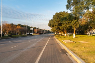 Şehirdeki boş şehir yolu ve binalar