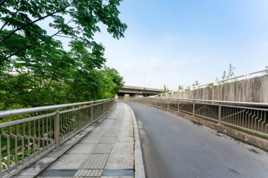 Şangay 'da trafik sıkışıklığında şehir otoyolu kavşağı.