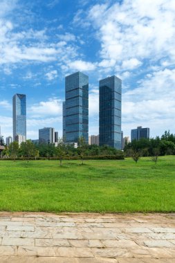 Şangay 'da modern bina geçmişi olan şehir parkı.