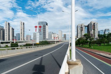 Şangay 'da trafik sıkışıklığında şehir otoyolu kavşağı.