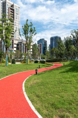 Modern şehirde yürüyüş yolu