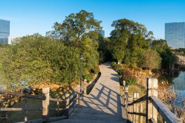 Bahar Parkı ve modern şehir