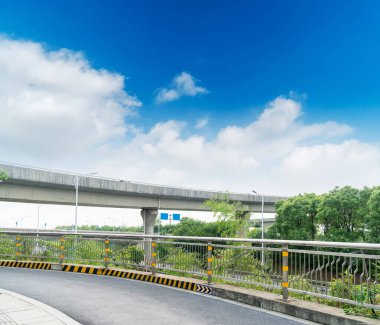 Şehirdeki üst geçidin altında beton yapı ve asfalt yol alanı