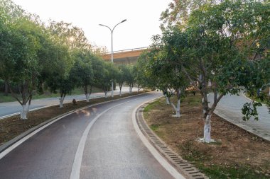 Şehirdeki üst geçidin altında beton yapı ve asfalt yol alanı