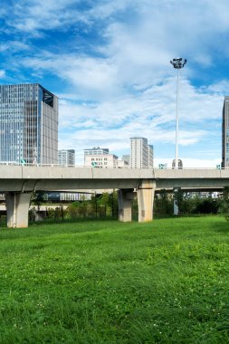 Şangay 'da modern bina geçmişi olan şehir parkı.