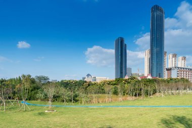 Şangay 'da modern bina geçmişi olan şehir parkı.