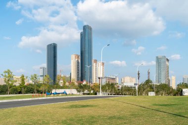 Şangay 'da modern bina geçmişi olan şehir parkı.