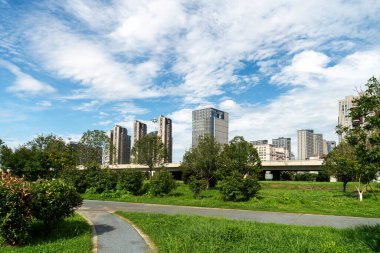 Şangay 'da modern bina geçmişi olan şehir parkı.