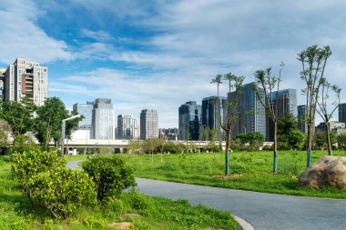 Şangay 'da modern bina geçmişi olan şehir parkı.