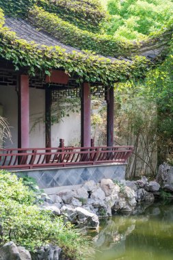 Jiangnan tarzında geleneksel bir bahçe.