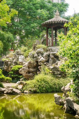 Jiangnan tarzında geleneksel bir bahçe.