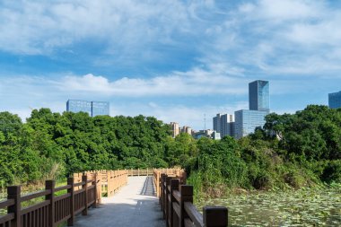 Bahar Parkı ve modern şehir