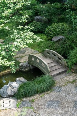 Asya bahçesinde taş köprü