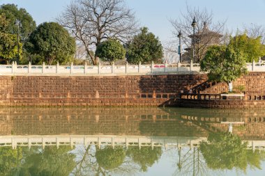 Jiangnan tarzında geleneksel bir bahçe.