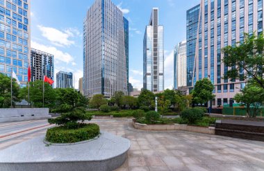 Modern şehrin boş, modern meydanı ve gökdelenleri