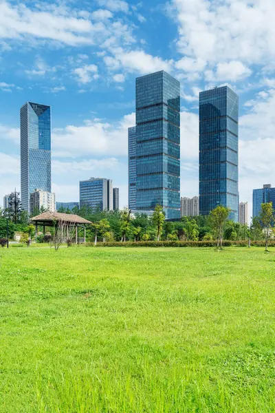 Şangay 'da modern bina geçmişi olan şehir parkı.