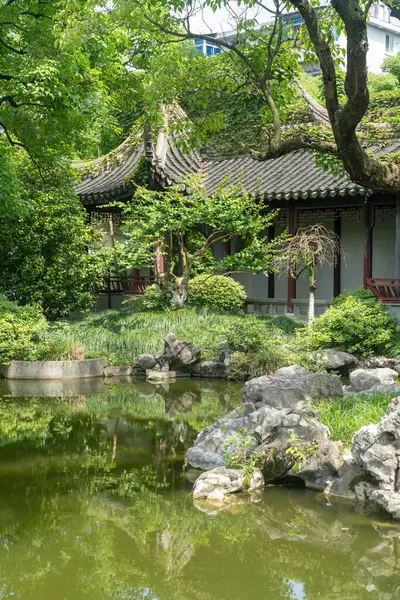 Jiangnan tarzında geleneksel bir bahçe.