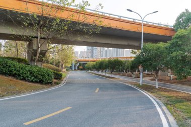 Şehirdeki üst geçidin altında beton yapı ve asfalt yol alanı