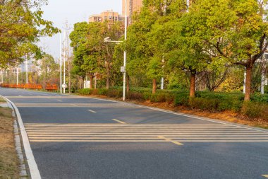 Şehirdeki boş şehir yolu ve binalar
