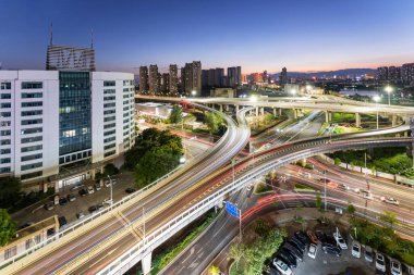 Kavsak Üstgeçit ve yükseltilmiş yol içinde akşam vakti Şanghay