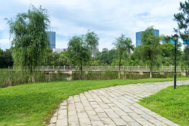 Bahar Parkı ve modern şehir