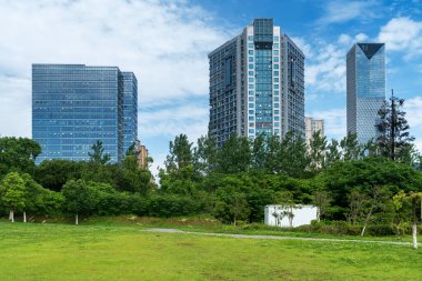 Şangay 'da modern bina geçmişi olan şehir parkı.