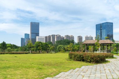 Şangay 'da modern bina geçmişi olan şehir parkı.