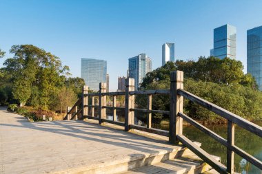 Bahar Parkı ve modern şehir