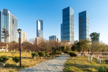 Şangay 'da modern bina geçmişi olan şehir parkı.