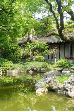 Jiangnan tarzında geleneksel bir bahçe.